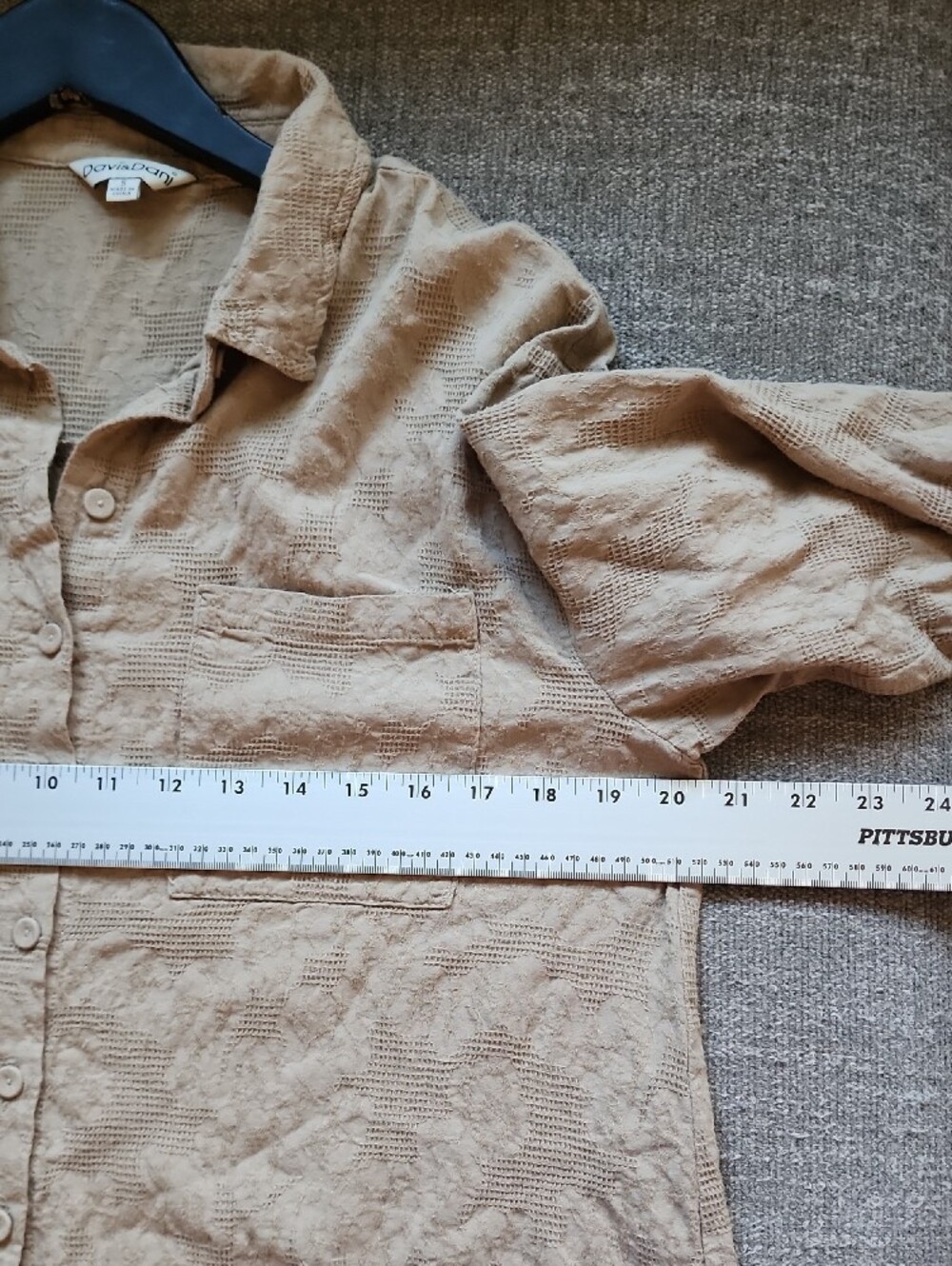 Davi & Dani Tan Crinkle Jacquard Oversized Button-Down Blouse Small - Picture 9 of 10